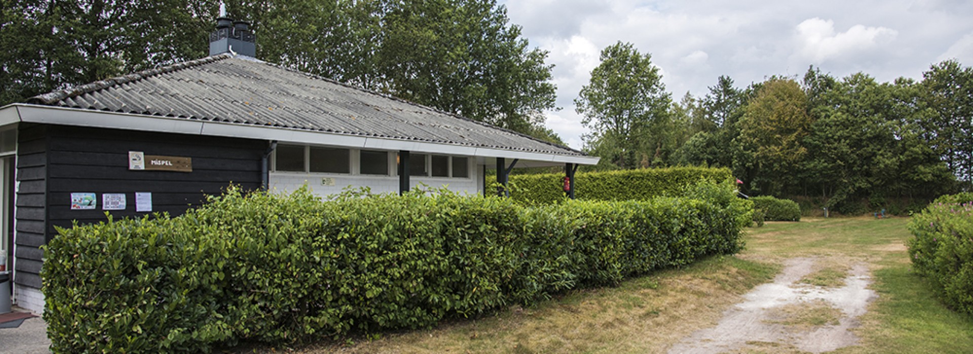 Sanitaire gebouwen hoeve aan den weg
