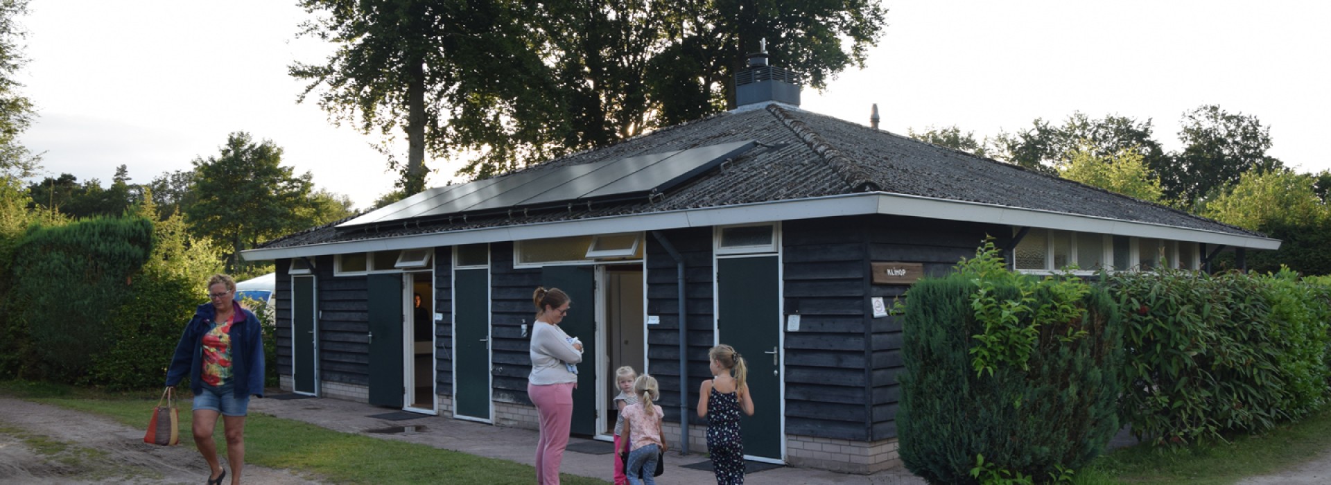 sanitaire gebouw camping hoeve aan den weg