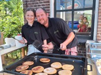 Hamburger bakken met de fietsvierdaagse
